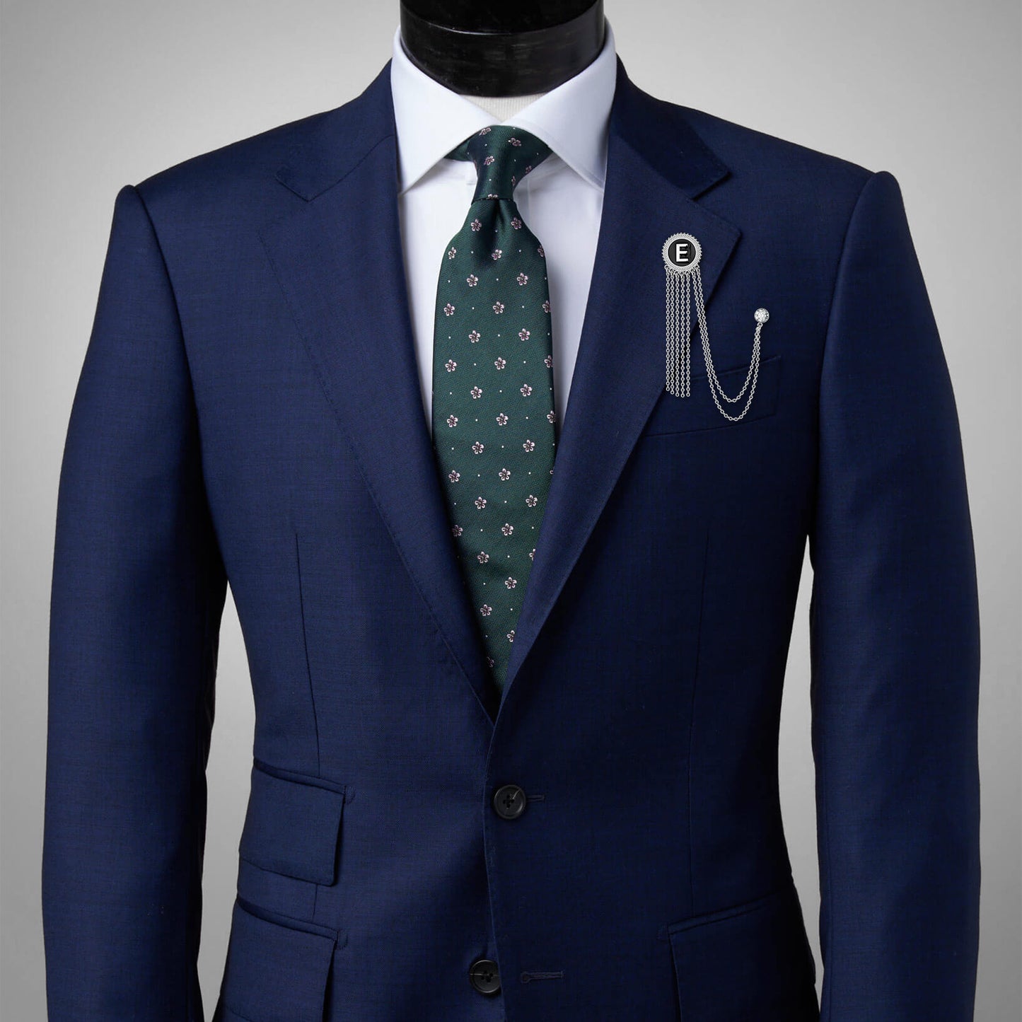 Broche de solapa con cadena con inicial en tono plateado para trajes de hombre