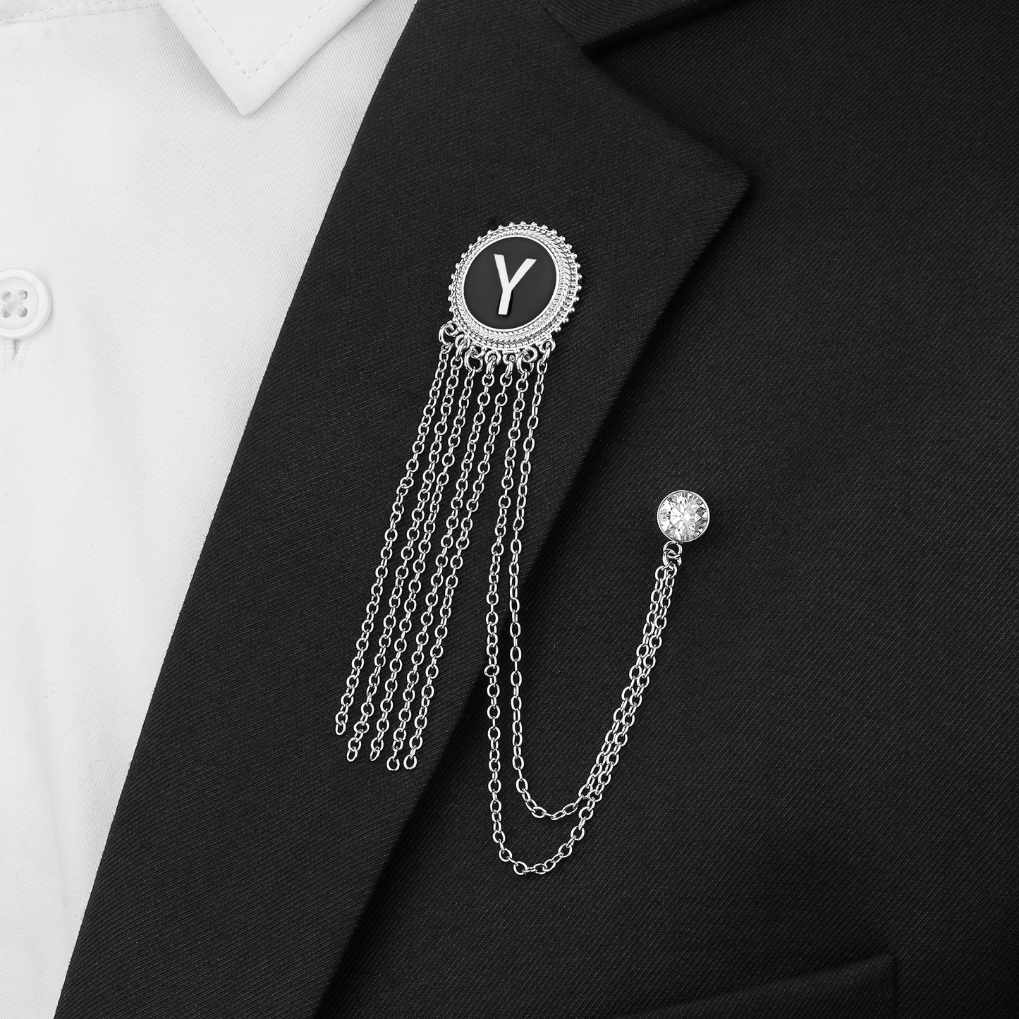 Broche de solapa con cadena con inicial en tono plateado para trajes de hombre