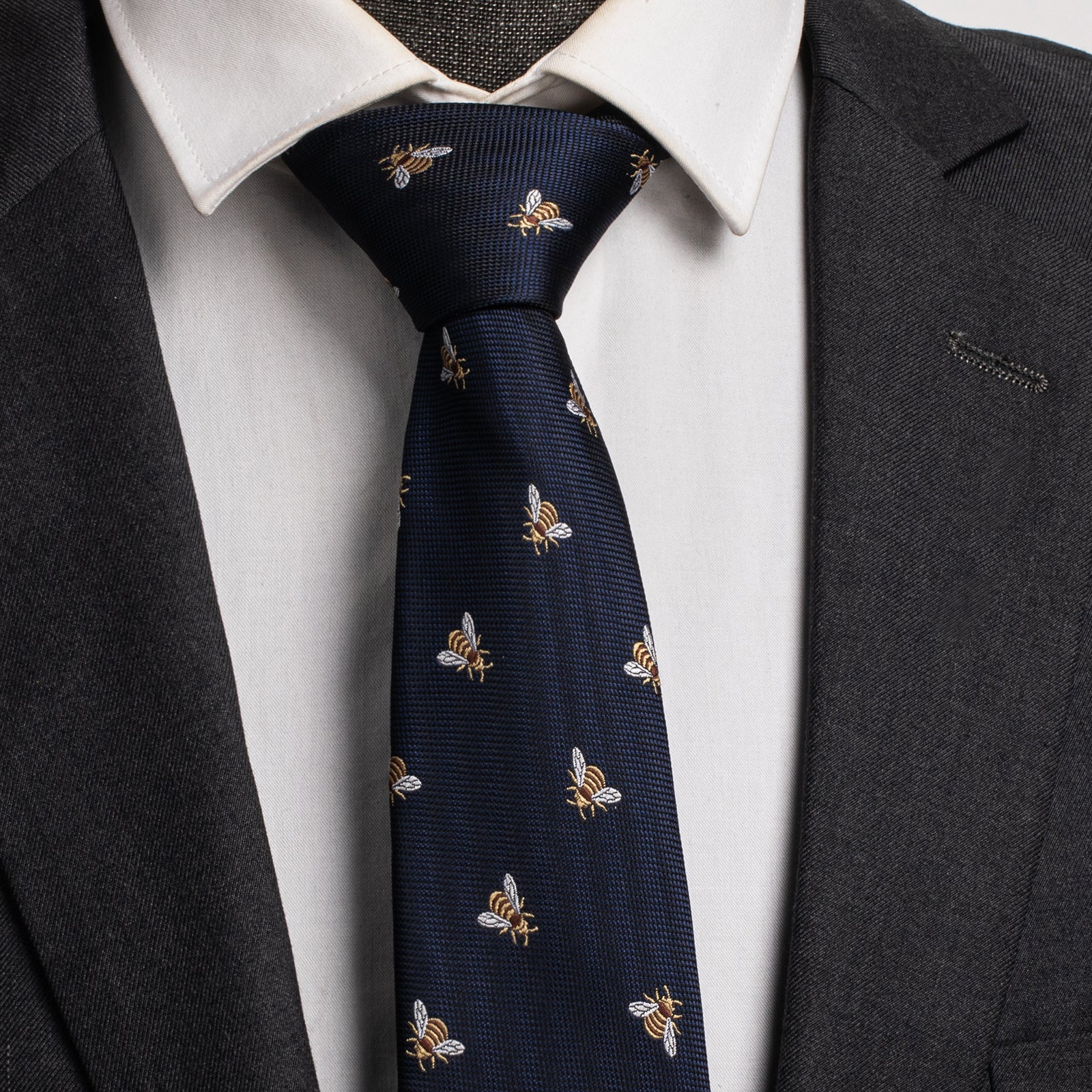 Bee jacquard tie, the perfect complement to a suit and shirt.